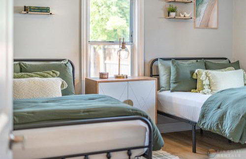 Adorable Dog Friendly Home with Fenced Yard, Office, STEPS to Canal & Hospital! - Foto 23