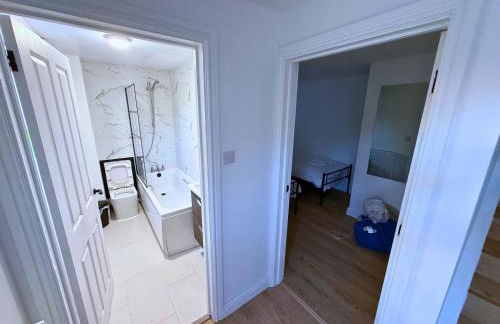 New 4 Bed House Sleeps up to 8 People - Foto 15