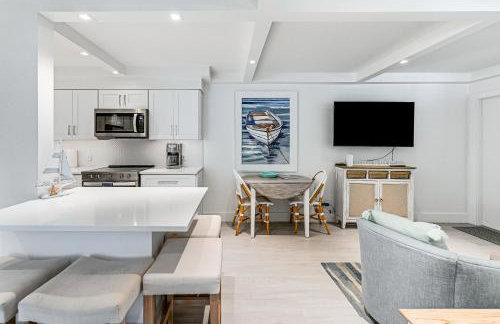 Coastal Downtown Naples Condo - Walk to the Beach! - Foto 7