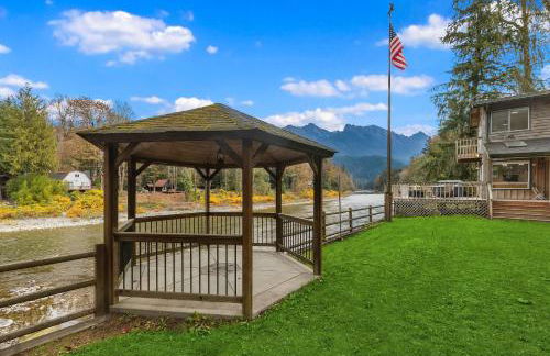 Riverfront Retreat Hot Tub Sauna Yard Gazebo and VIEWS - Foto 37