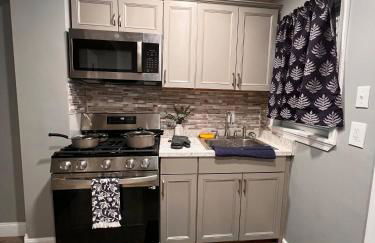 Cozy Modern Home with Large Fenced in Backyard - Foto 4