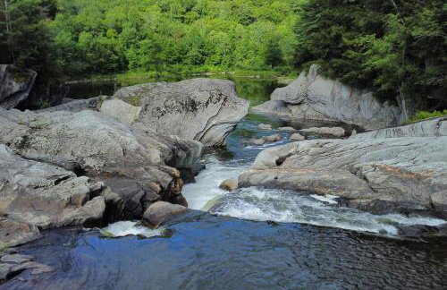 Maple Sugar Shack Tiny House with hot tub & river by Stowe - Foto 21
