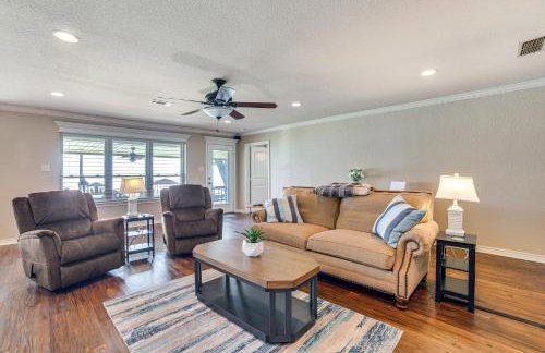 Waterfront Retreat with Dock on Cedar Creek Lake! - Foto 6