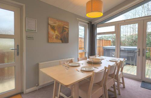 Spacious Oak Cabin with Hot Tub - Devon - Foto 7