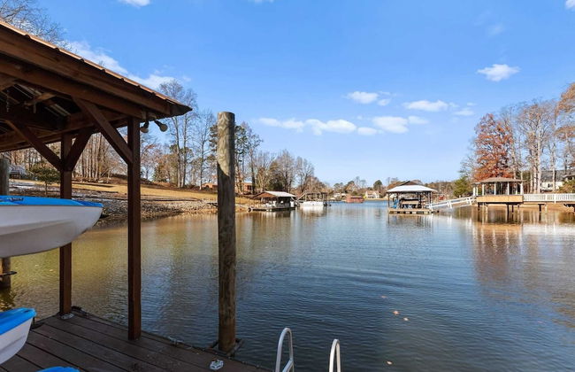 Winding Down by Avantstay Sleeps 20 + Dock, View - Photo 13