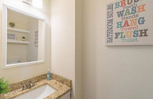 Luxury 5BR House with Pool by SeaWorld & Lackland - Foto 45