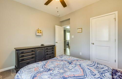 Patio with Fireplace Spacious Sharpsburg Home! - Foto 21