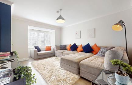 Rare find - new build 3 bedroom house near Cheshire Oaks - Photo 1