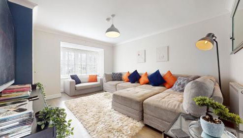 Rare find - new build 3 bedroom house near Cheshire Oaks - Foto 1