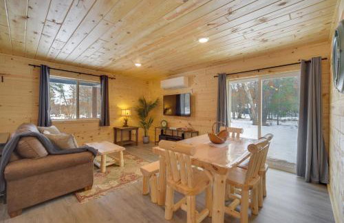 Fish, Swim, Play Voyagers Family Cabin with Yard - Foto 6