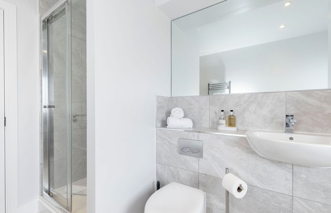 Elliot Oliver - 2 The Old Surgery: Stunning 4 Bedroom Home With Parking In Cheltenham - Photo 23