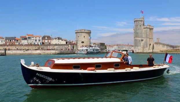 Navegando junto às torres de La Rochelle