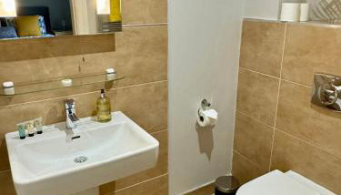 3 Castle Hume Court Holiday House - Photo 5, towels, Shower