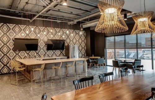 2BR 2 BA Apt Downtown wHot Tub & Amenities! - Foto 19