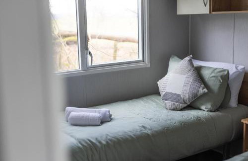 The Lake House - Quiet, Dog Friendly, By the Lake, Free Parking - Photo 9