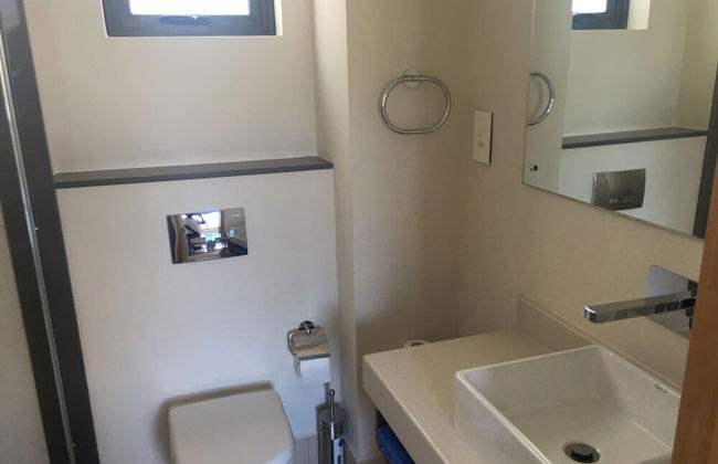 Immaculate Two Beds Luxury Marina Apartment - Photo 14