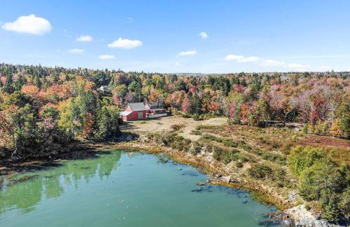 Coastal Red Farmhouse w/Firepit - Holiday Home - Foto 43