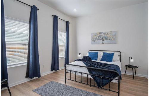 5BR3BA Minutes from the Action with Skyline Views - Foto 32