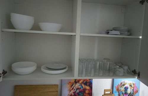 100 qm Apartment,WLAN, TV free Parking,24 h check-in, ,full kitchen,Untergeschoss ,3 Schlafzimmer -Wohnzimmer integriert - Foto 8