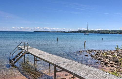 half Mi to Dtwn! Suttons Bay Cottage with Fire Pit - Foto 22