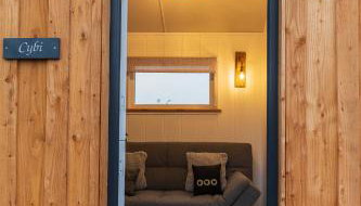 Cybi, Modern Shepherds Hut with Games Room Access - Foto 4