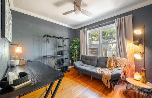 Charming 3BR Home Near DT with King Bed and Fire Pit - Foto 25