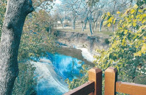 Garland Treehouse Villa: Patio Feasts & Creekside by Vacation Your way - Foto 52