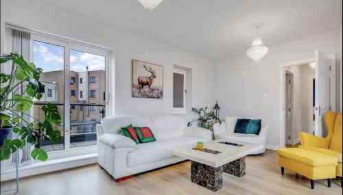 Upscale 3 Bedroom 3 Bathroom Detached House - Central Location - Free Driveway Parking, 75'' Smart TV, Fast WiFi and Snug Room by Yoko Property - Foto 2