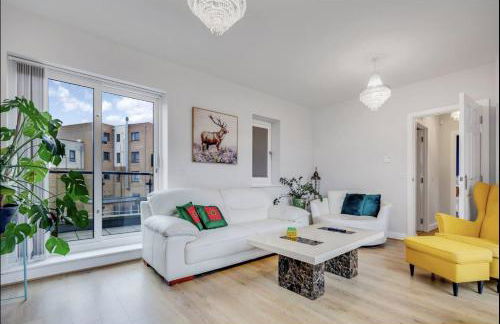 Upscale 3 Bedroom 3 Bathroom Detached House - Central Location - Free Driveway Parking, 75'' Smart TV, Fast WiFi and Snug Room by Yoko Property - Foto 2