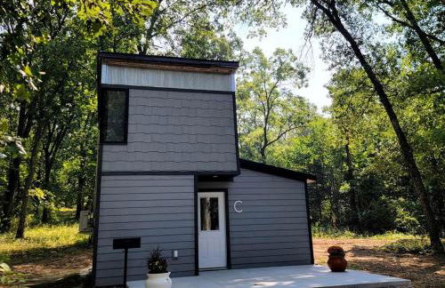 Romantic Glamping Getaway Perfect for Quality Time with Your Partner: Cute Tiny House near Owensville, Missouri - Foto 1