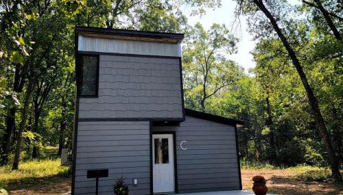 Romantic Glamping Getaway Perfect for Quality Time with Your Partner: Cute Tiny House near Owensville, Missouri - Foto 1