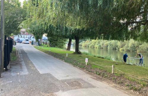 Riverside Cottage with balcony and fishing jetty - Foto 24