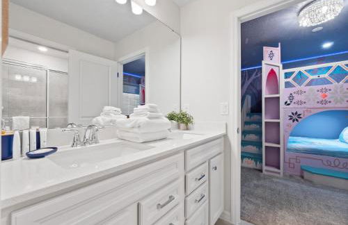 10 BR Home, Themed Rooms, Private Pool, in New Windsor Cay Resort - Foto 67