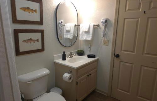 Riverfront Little Red Cabin, World-class Trout Fishing, Views & Boat Access - Foto 19