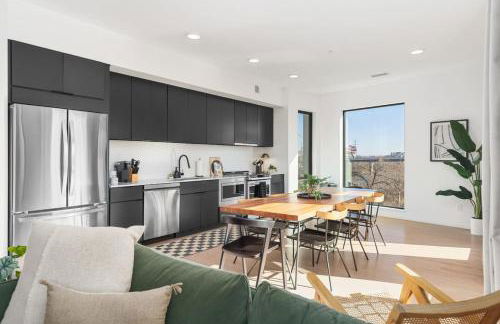 Penthouse Condo on River with Garage and Patio, Walk Downtown - Foto 13