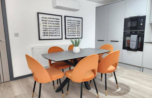 Elegant 2-Bed Apartment with AC, Sleeps 6, Free Parking, Netflix, WiFi, New build - Photo 19