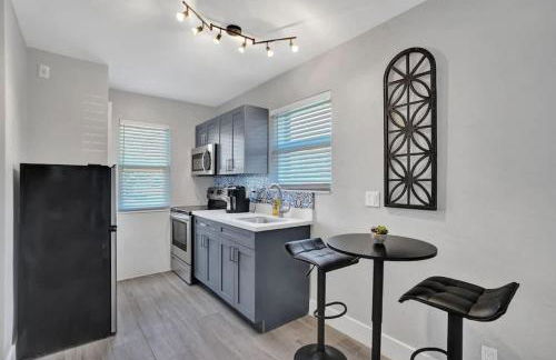 Rustic Retreats Spacious 1BR For 4 guests In The Heart of Fort Lauderdale - Foto 2