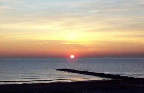 Apartamento en complejo residencial con piscina y garaje a 100m del mar - Foto 9