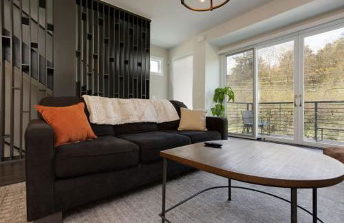 Modern Townhome, Large Game Room with Ping Pong, 10min to Downtown! Sleeps 10! - Foto 9