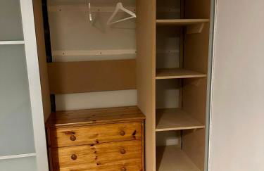 Cozy Four-Bedroom Home with Hot Tub, Garden, CONTRACTORS WELCOME - Close to Shops, Restaurants, Hospital and Park - Photo 14