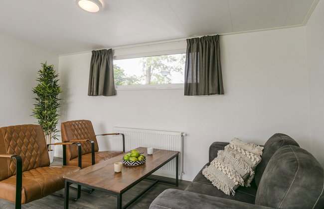 Sunlit Chalet by the Pond - Foto 4