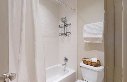 Charmingly Trendy Cloverdale Loft - Gated Parking! - Foto 10