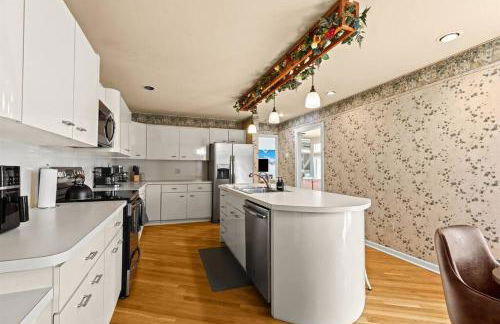 NEW! 4BR I Indoor Pool on the Bay in Boat Town USA - Foto 69