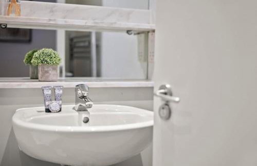Modern 2 Bed Apartment in Greenwich, 24h Free Parking, Great for Business & Contractors, Sleeps 6 - Photo 28