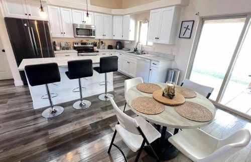 King Bed - Hot Tub, 3 Queens, Home away from home - Foto 16