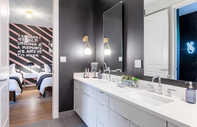 Upstay - Pristine Pool Palace - 7min to Rainey St - Photo 31