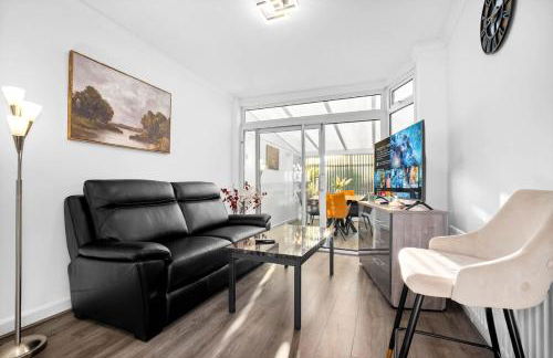 Marcot House Modern 5 bedroom house Solihull 10 mins drive from bhx & nec private off road parking - Foto 1