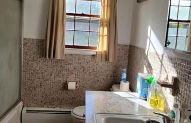 East Granby with AC and WiFi 3 minute to Bradley - Foto 15