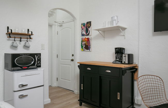 Beautiful Studio Near Hollywood! Sleeps 2! - Photo 14