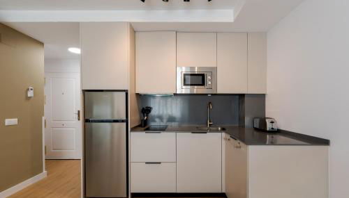 WintowinRentals Modern Apartment with Private Indoor Patio in Málaga - Foto 2, stove